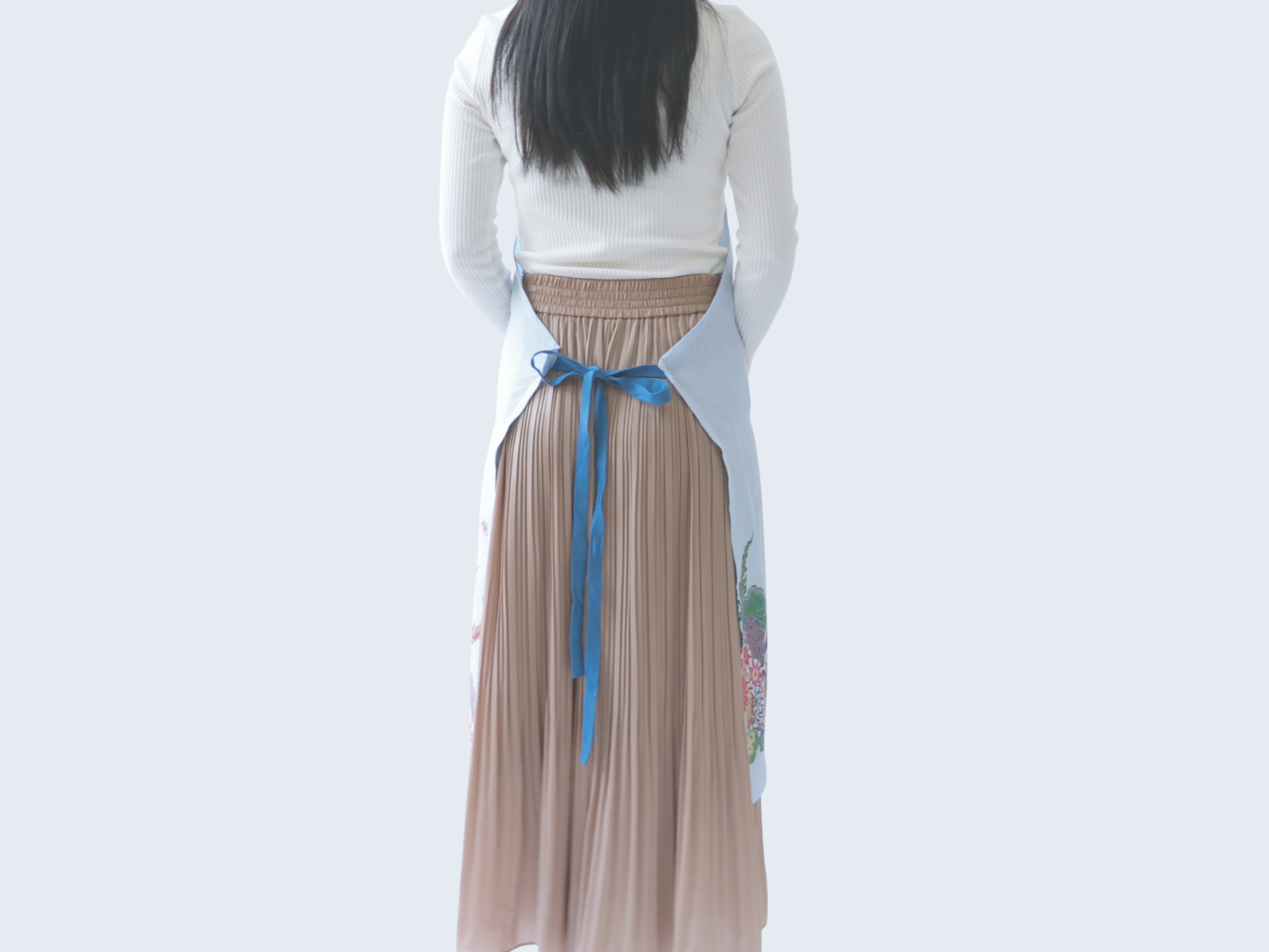 linen-apron-coral-bouquet