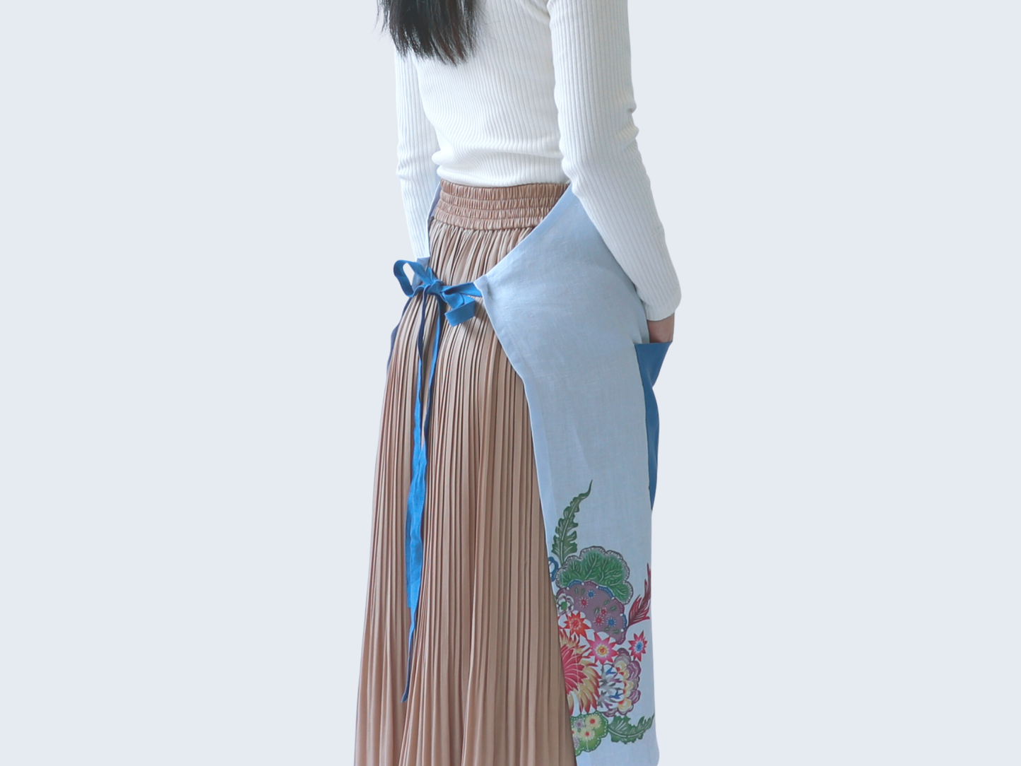 linen-apron-coral-bouquet