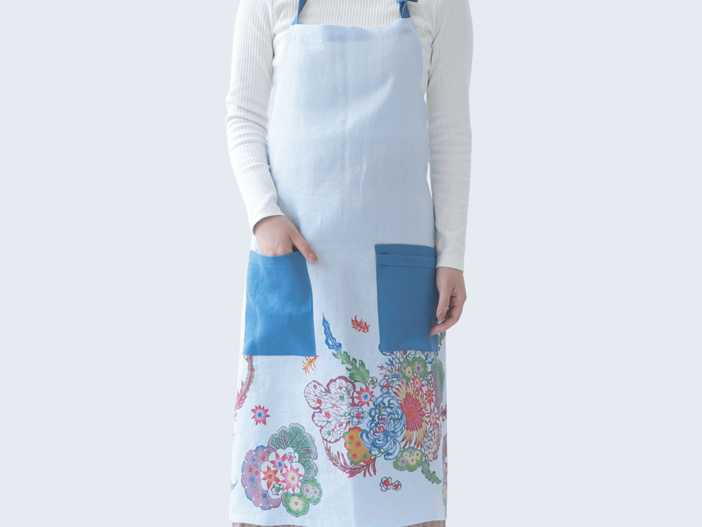 linen-apron-coral-bouquet